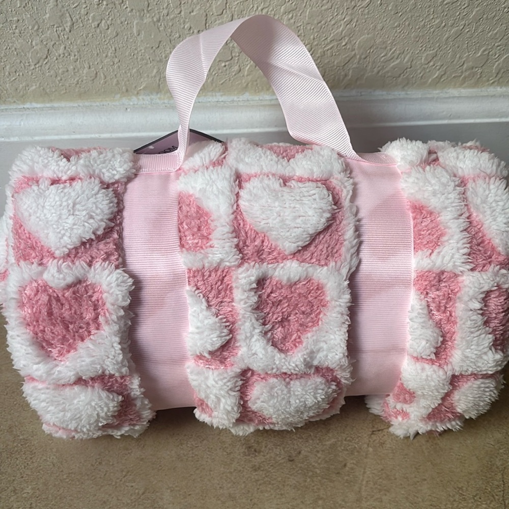 NWT pink and white  Heart Blanket 50 in x 60 in - Picture 2 of 4